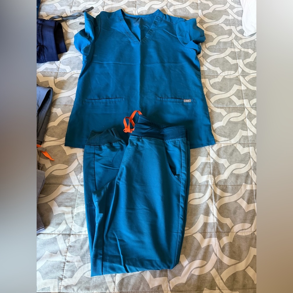 Figs Scrubs size M